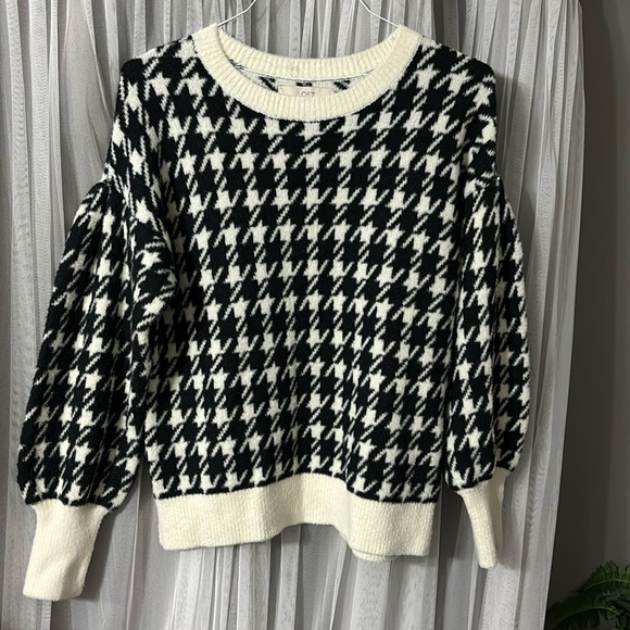Loft size medium, very soft houndstooth sweater! - Picture 1 of 5